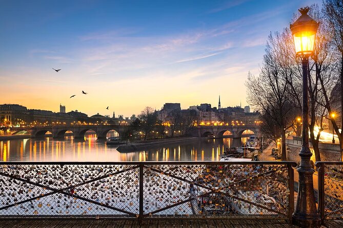 1 Hour Paris Illuminated Evening Sightseeing Cruise - Why this 1-hour Seine cruise works so well at night