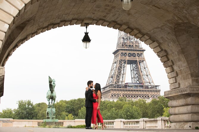 1-hour Photoshoot at the Eiffel Tower Trocadero Paris - Who should book this Eiffel Tower Trocadéro photoshoot?