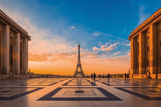 2-Hour Private Tour in Paris - Eiffel Tower: the 15-minute photo stop that can catch the lights