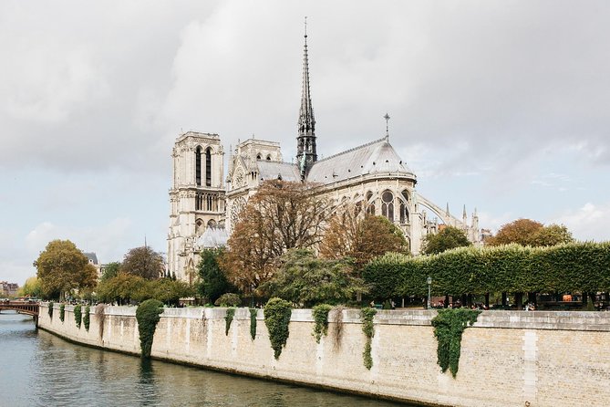 90 Minutes Notre Dame Exterior Semi Private Tour - Getting Oriented at Charlemagne on Île de la Cité