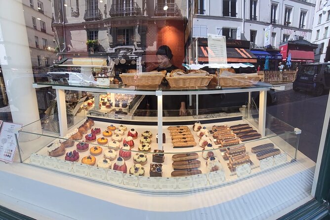 A Tapestry of Art and Romance in Montmartre - Le Mur des Je t’aime: a quick romance reset for photos