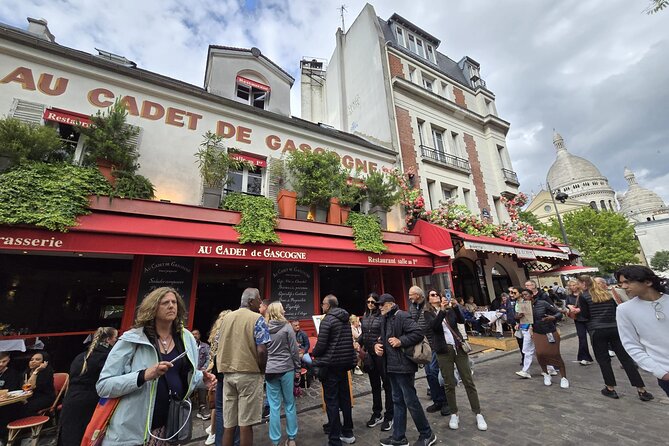 A Tapestry of Art and Romance in Montmartre - From Blanche to the Moulin Rouge: starting in the nightlife layer