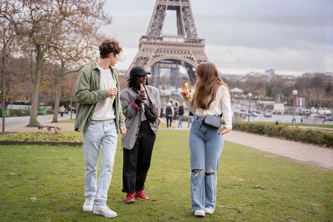 Around the Eiffel Tower Walking Tour with Selfie & Photoshoot - The optional photography session: 150–200 images and retouched picks