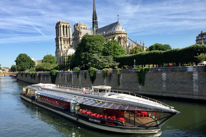 Bateaux Mouches Christmas Special Lunch Cruise in Paris - Christmas Day on the Seine: the mood and value of the package