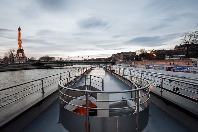 Bateaux Mouches Dinner Cruise on the Seine River in Paris - Live piano and violin: the atmosphere boost that most people remember