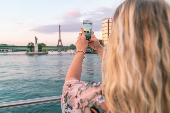 Bateaux Mouches Sightseeing Cruise on the Seine River in Paris - Food and drinks: quick options, not a full meal