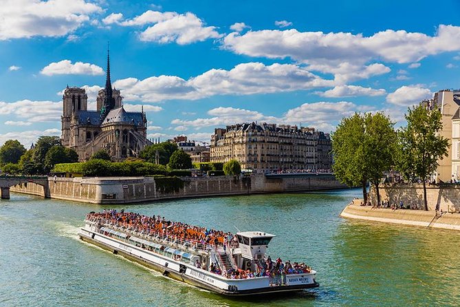 Bateaux Mouches Sightseeing Cruise on the Seine River in Paris - Boarding and the vibe: arrive early enough to breathe
