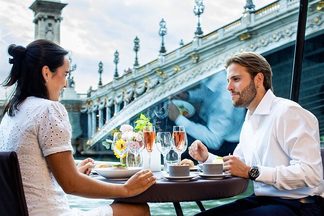 Bateaux Parisiens Seine River Gourmet Lunch & Sightseeing Cruise - The Cruise Loop: Île Saint-Louis, the Library Sculptures, and the Turn Back