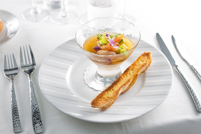Bateaux Parisiens Seine River Gourmet Lunch & Sightseeing Cruise - Service, Group Size, and Who This Cruise Suits