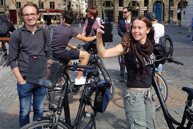 Bike Paris treasures with a live guide - Families & Friends - The Louvre pass-by: seeing the scale without getting stuck