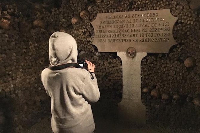 City Highlights Tour + Entry tickets for the Paris Catacombs - Starting at Pont Neuf: Henri IV and the French Revolution Context