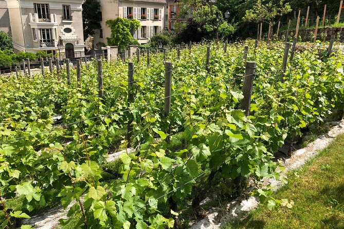 Clos Montmartre 'Paris in your Glass' Wine Tasting - Le Passe-Muraille: A Sculpture That Keeps the Story Moving