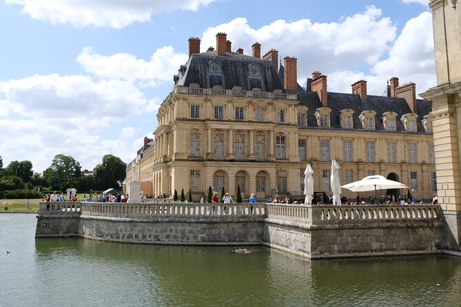 Day Trip to Fontainebleau : Horse Riding, Gastronomy and Castle - Lunch with wine: the practical reset in the middle of it all