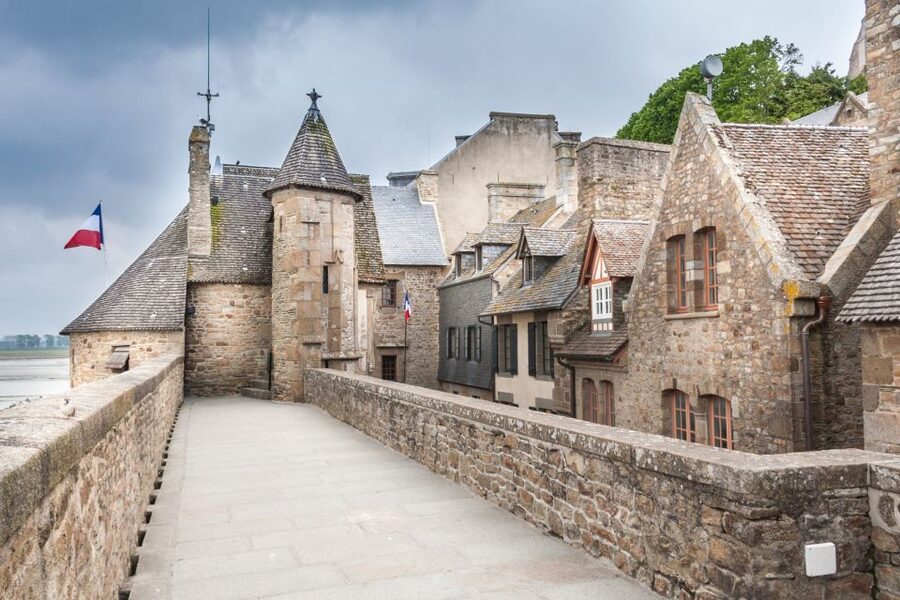 Day Trip to Mont-Saint-Michel from Paris - Choosing Live Guide vs Audioguide vs Self-Paced