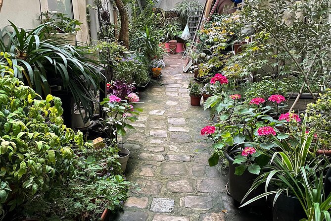 Dinner in a Bohemian Artist Apartment in Central Paris - The Flow of the Evening: How the Night Actually Feels