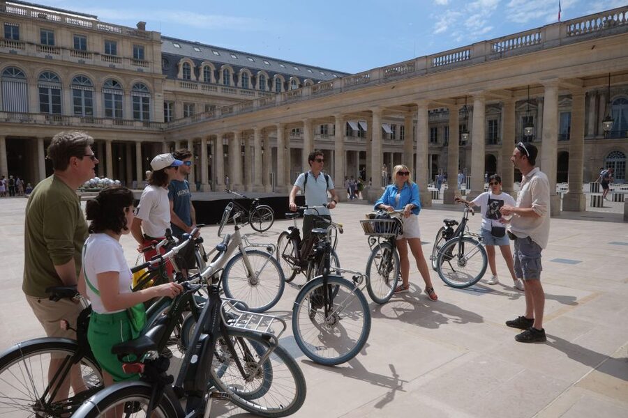 Discover Paris by bike - Ile Saint-Louis: The Route-Through Island and the 30-Minute Break
