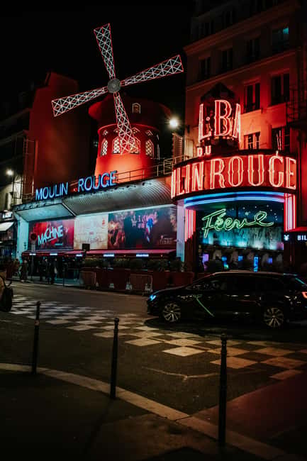 Discover the bohemian Montmartre with a Parisian - Café des Deux Moulins: a quick taste of the neighborhood’s vibe