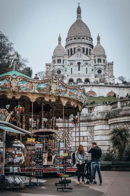 Discover the bohemian Montmartre with a Parisian - Place du Tertre: a real art square, not just scenery