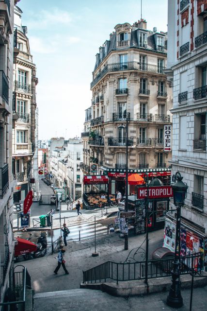 Discover the bohemian Montmartre with a Parisian - Rue Lepic and La Maison Rose: the “walk this street” moments