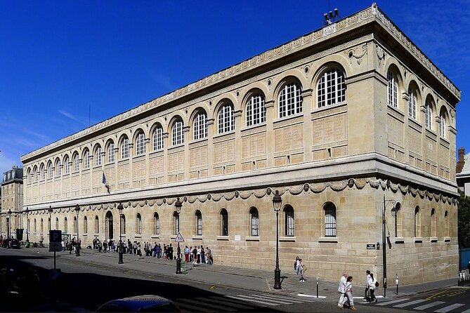 Discover the Latin quarter - An impressive mausoleum on the way to Roman remains