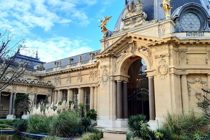 Drawing workshop/creative notebook during a walk from the Invalides to the Petit Palais - Instructor Evelyne: the support system that makes this work for beginners