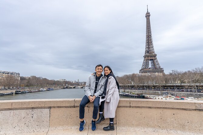 Eiffel and La Seine Photo Shoot - Paris Photographer - A 25-minute Eiffel and La Seine shoot that actually fits real plans