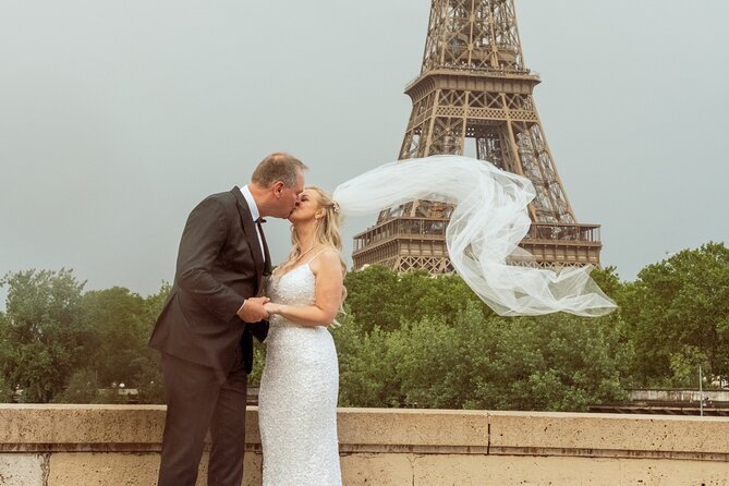 Eiffel Tower Photoshoot - What you’ll get: 60+ edited photos and retouching options