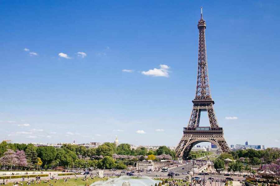 Eiffel Tower Reserved Access with Photoshoot stops - Meeting the guide near the Seine: what to expect at 7 rue de la Manutention