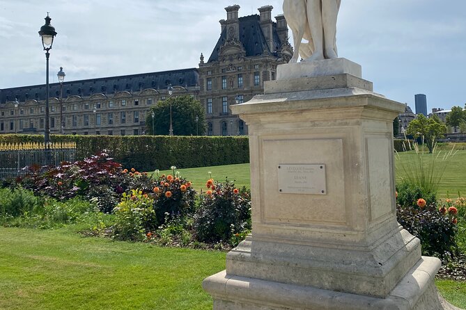 Exclusive Walking Tour of Central Paris With Local Guide - Pont Neuf: Arches, River Views, and One Dark Story