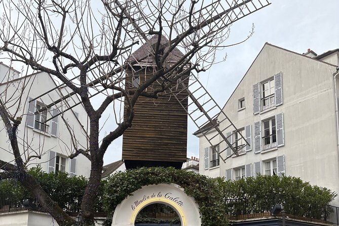 Explore Montmartre and Sacre Coeur with the best guides in Paris - Stop 1: Le Mur des Je t’aime and the 612-Tile Language Lesson