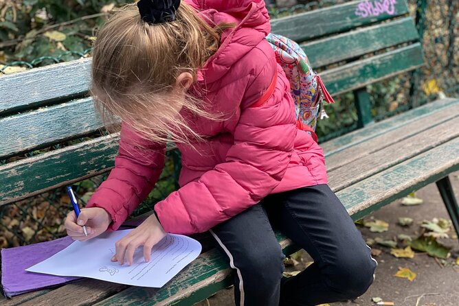 Family escape Game with kids and teens on the Île de la Cité - The guide as a photographer: a smart way to get good photos