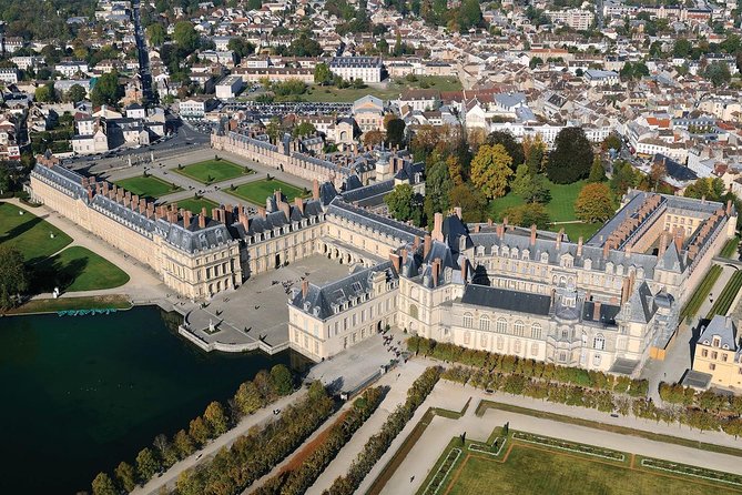 Fontainebleau and Vaux-Le-Vicomte Castle Small-Group Day Trip From Paris - The morning start: meeting near La Flamme at 8:30