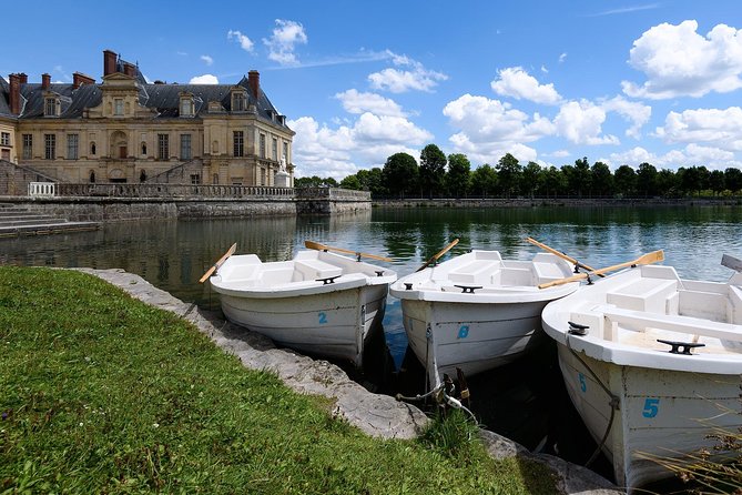 Fontainebleau Day Trip from Paris with a Local: Private & Personalized - Le Bonaparte and evening energy: vin rouge and a stylish finish