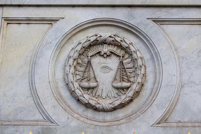 Freemasons, myths and revelations about a secret society - What the guide is doing: reading signs and separating truth from false