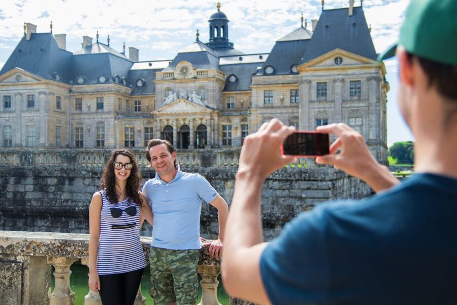 From Paris: Chateau de Fontainebleau & Vaux-Le-Vicomte Tour - Fontainebleau Lunch Break: A Reset Before the Palace