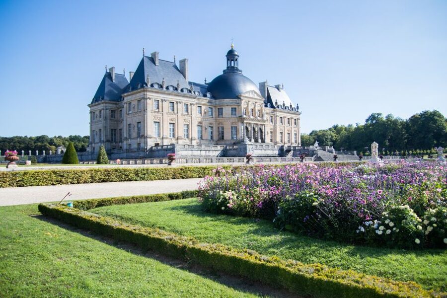 From Paris: Chateau de Fontainebleau & Vaux-Le-Vicomte Tour - Meeting at La Flamme and Riding the Grey Minibus