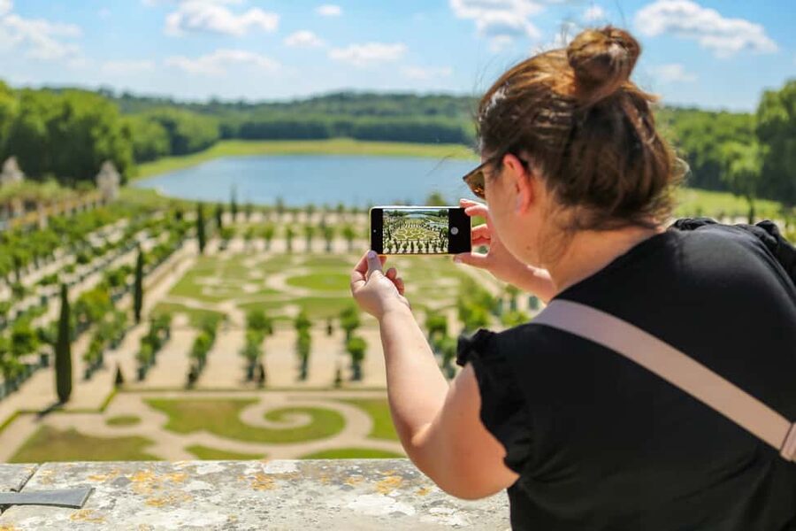From Paris: Day Trip to Giverny & Versailles with Lunch - Traditional Lunch in Between Stops