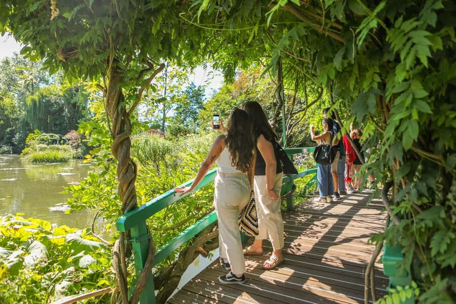 From Paris: Day Trip to Giverny & Versailles with Lunch - Timing and Crowd Reality: How to Avoid a Rushed Feeling