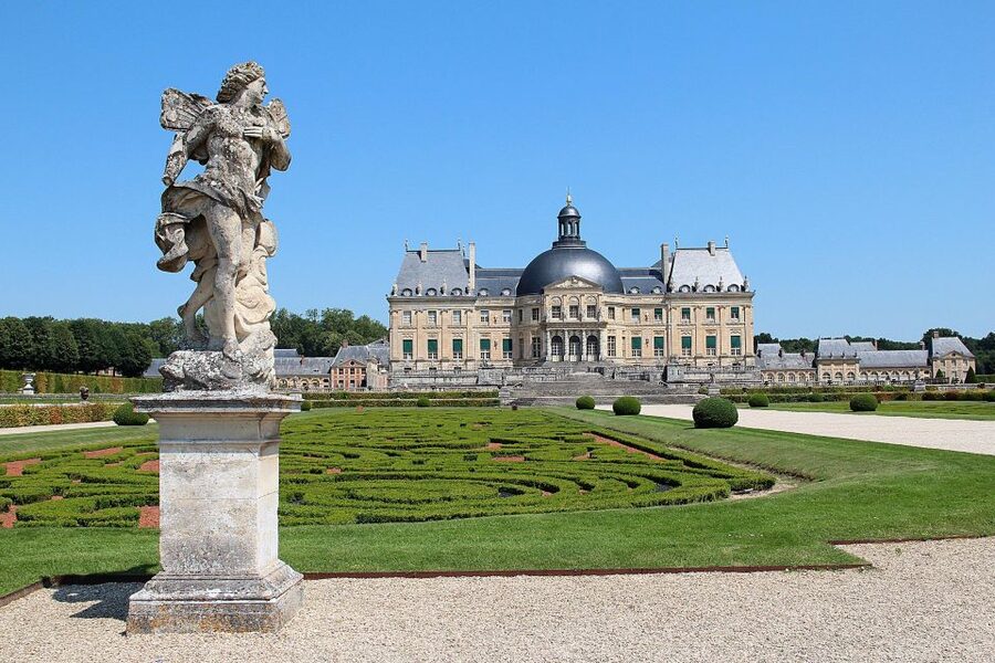 From Paris: Fontainebleau & Vaux-le-Vicomte Private Tour - Fontainebleau Palace: the living royal castle and Napoleon’s throne