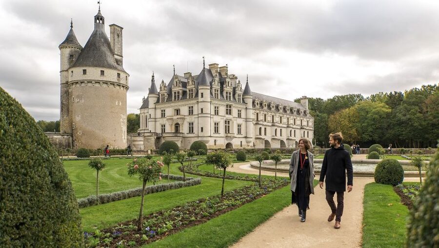 From Paris: Full-Day Loire Valley Chateaux Tour - How the guide and audio guides shape your day