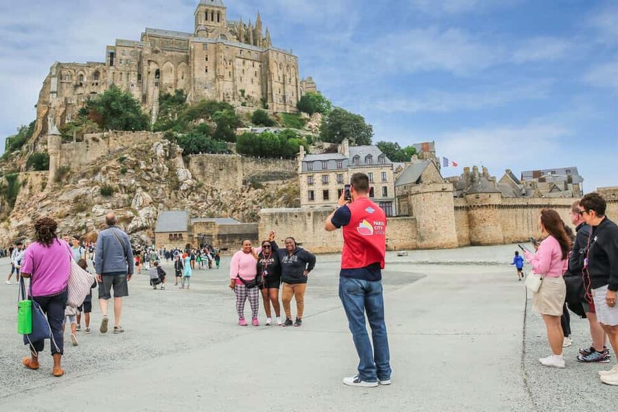 From Paris: Full-Day Mont Saint-Michel Guided Tour - Meeting point and timing: how to avoid a stressful start