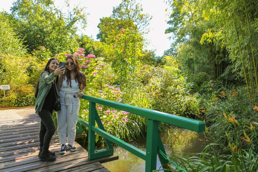 From Paris: Giverny Day Trip with Audio Guide or Live Guide - Meeting point and schedule: how to avoid the first-day confusion