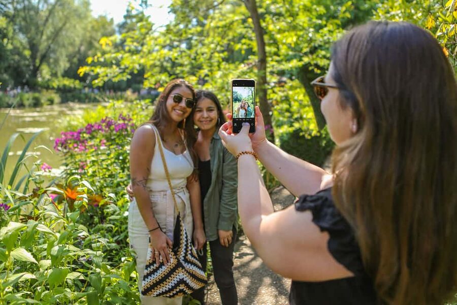 From Paris: Giverny Day Trip with Audio Guide or Live Guide - Touring with a live guide: what you gain (and who it helps most)