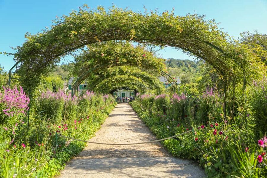 From Paris: Giverny Day Trip with Audio Guide or Live Guide - Crowds, timing, and how to keep your photos from feeling rushed