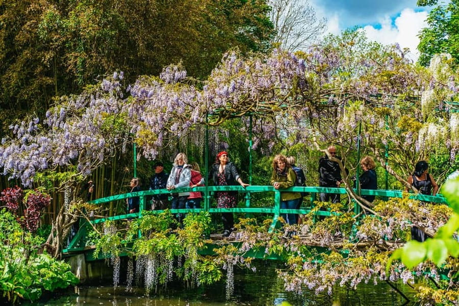 From Paris: Giverny, Monet’s Home & Gardens Half-Day Trip - The guides: what good storytelling adds to your Monet visit