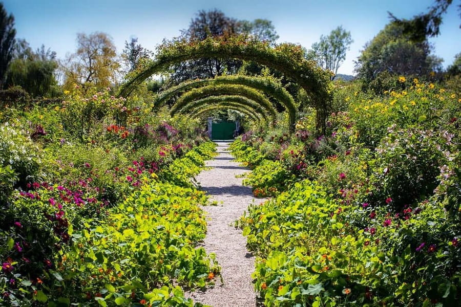 From Paris: Giverny Monet’s House & Gardens Half-Day Tour - Timing and crowds: what to expect in real life