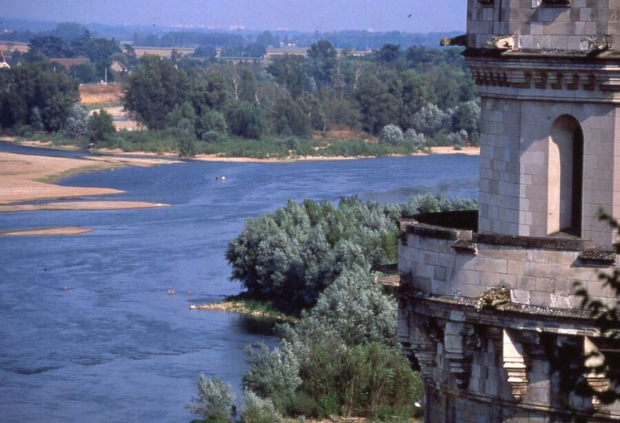 From Paris: Loire Valley Castles Full-Day Tour with Lunch - Amboise Castle: From Royal Residence to Renaissance Style