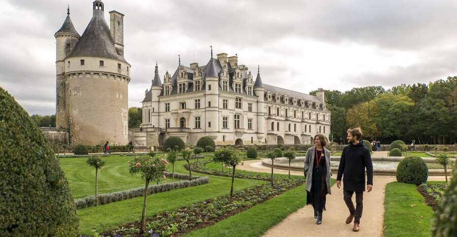 From Paris: Loire Valley Castles Tour with Hotel Transfers - Guide and group experience: what makes or breaks the day