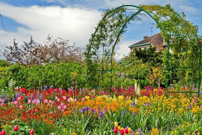 From Paris, Monet’s Enchanted Giverny Tour in very small group - Small-group comfort: up to 15 people, not a stampede