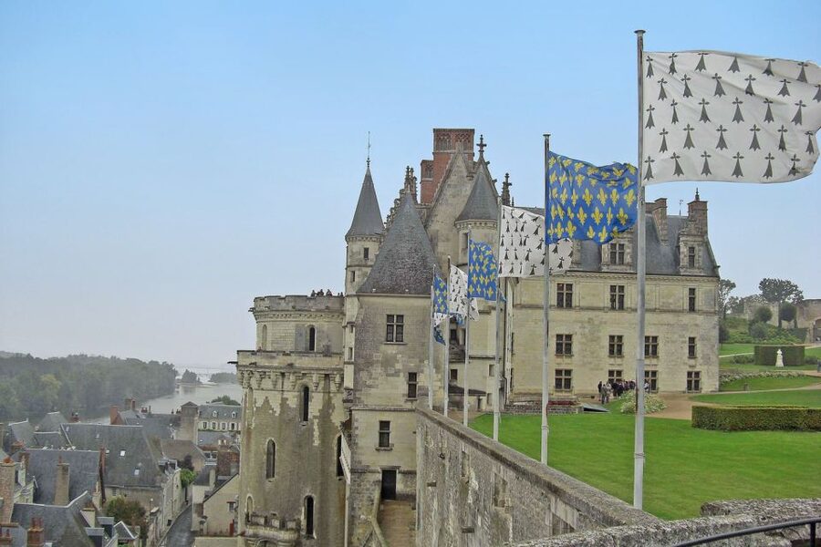 From Paris: Small-Group Loire Valley Castles Full-Day Tour - How the Guiding Works: Outside Explanations + Your Own Castle Time